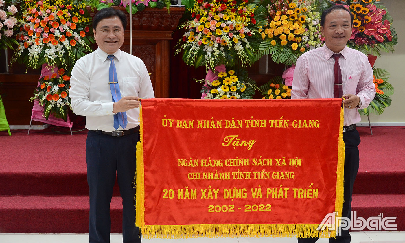 UBND tỉnh tặng Bức trướng cho Ngân hàng CSXH Tiền Giang.