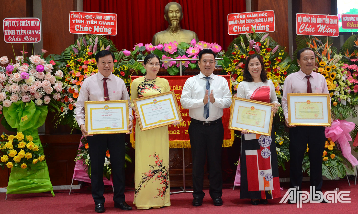 Tặng Bằng khen của Ban Chấp hành Trung ương Hội Nông dân Việt Nam cho các tập thể, cá nhân.