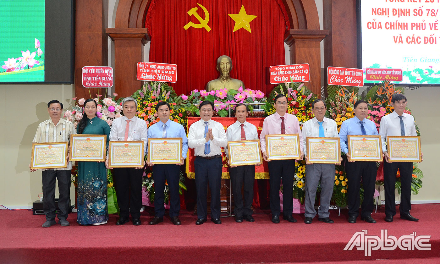 Đồng chí Trần Văn Dũng tặng Bằng khen của UBND tỉnh cho các tập thể.