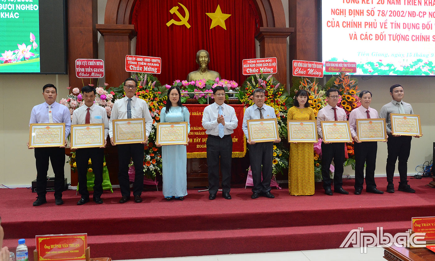  Đồng chí Trần Thanh Nguyên tặng Bằng khen của UBND tỉnh cho các tập thể.