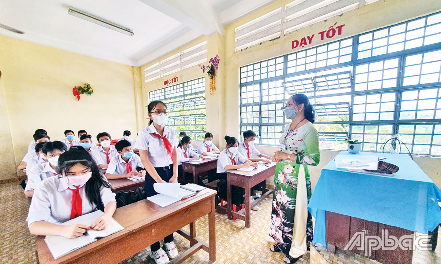  Giáo viên tăng cường tương tác, gợi mở cho học sinh trong giờ dạy Ngữ văn tại Trường THCS Long Bình Điền, huyện Chợ Gạo.