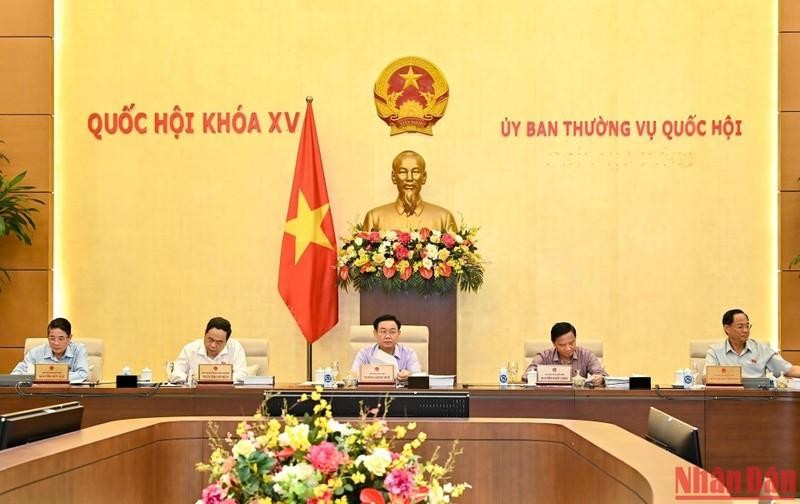 NA Chairman Vuong Dinh Hue chairs the meeting (Photo: NDO).