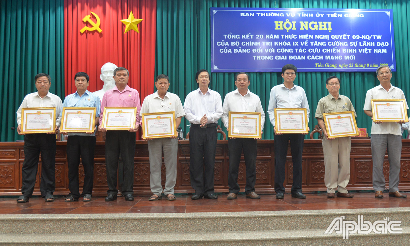 Đồng chí Nguyễn Văn Danh khen thưởng các tập thể có thành tích xuất sắc qua hơn 20 năm thực hiện Nghị quyết 09 của Bộ Chính trị.