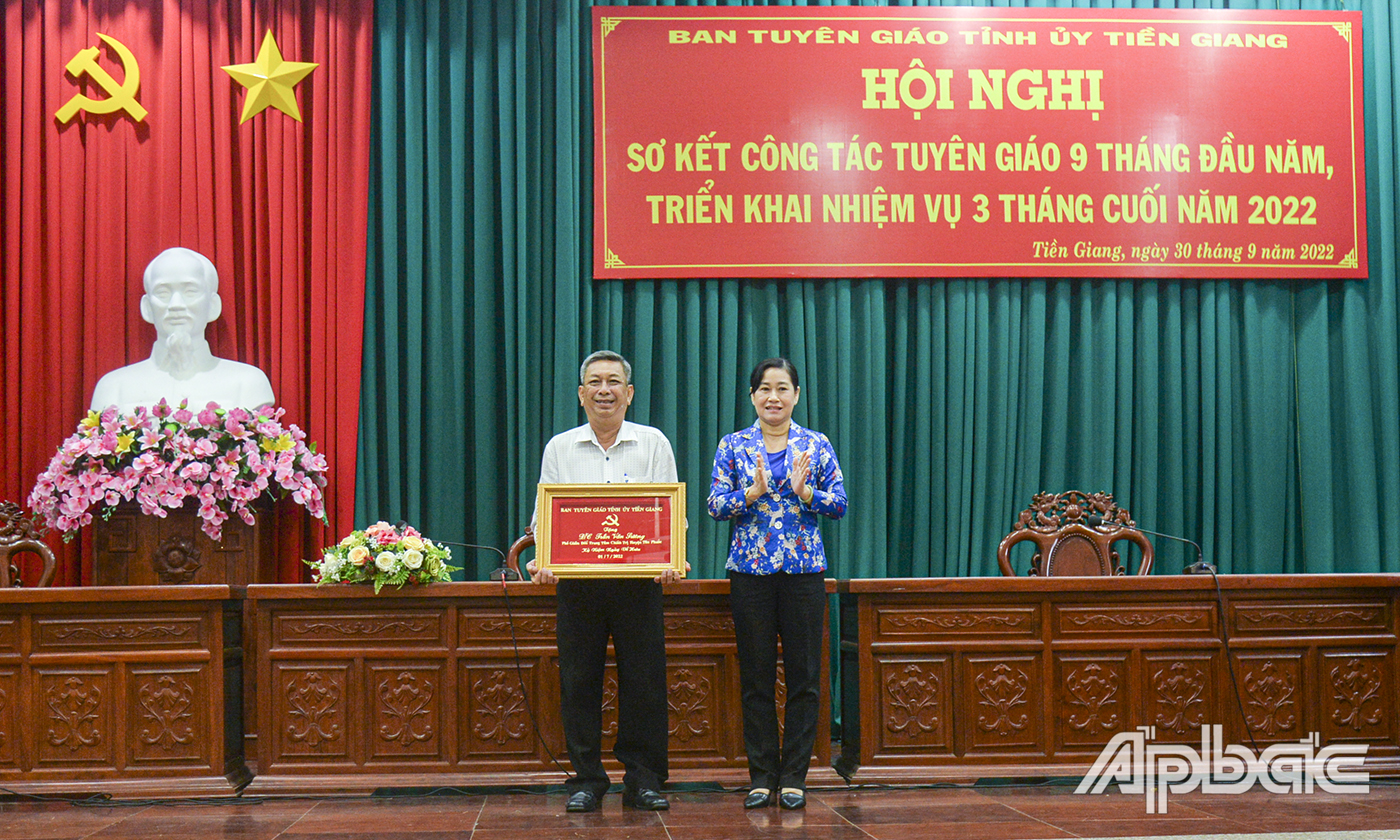 Đồng chí Châu Thị Mỹ Phương trao tặng khánh của Ban Tuyên giáo Tỉnh ủy cho đồng chí Trần Văn Sương.