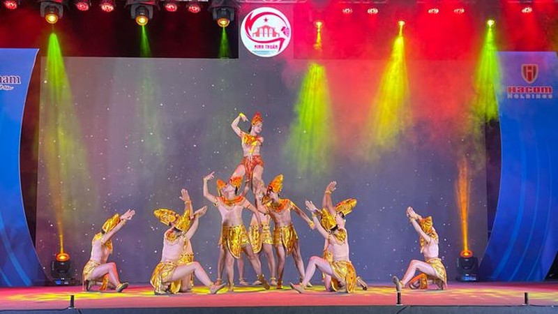 An art performance at the opening ceremony. (Photo: hanoimoi.com.vn).