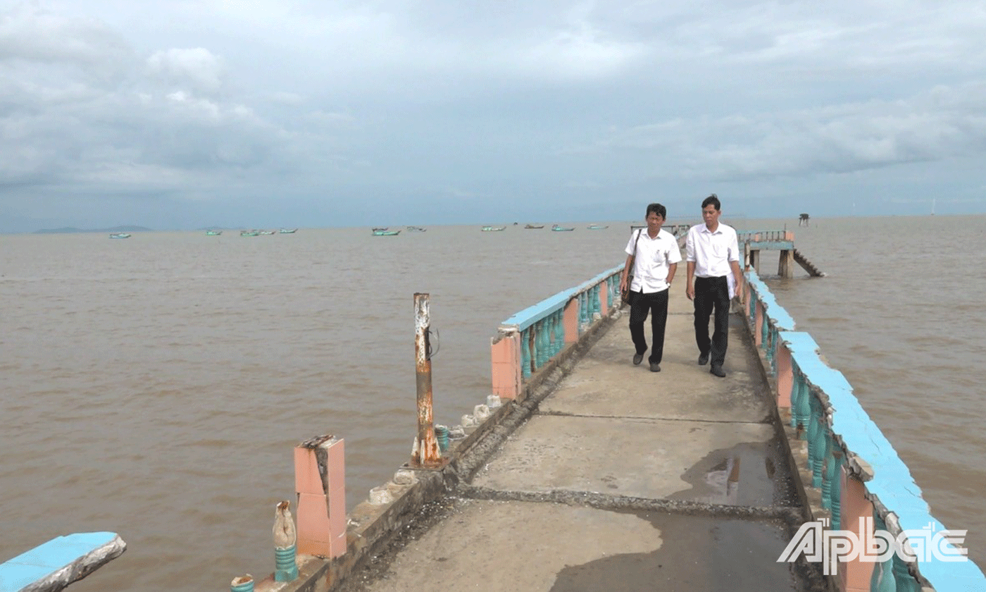 Đoàn công tác của Sở Văn hóa- Thể thao và du lịch tỉnh Tiền Giang cùng đại diện lãnh đạo các sở, ngành tỉnh có liên quan đến khảo sát cầu bộ hành tại khu du lịch biển Tân Thành (huyện Gò Công Đông).