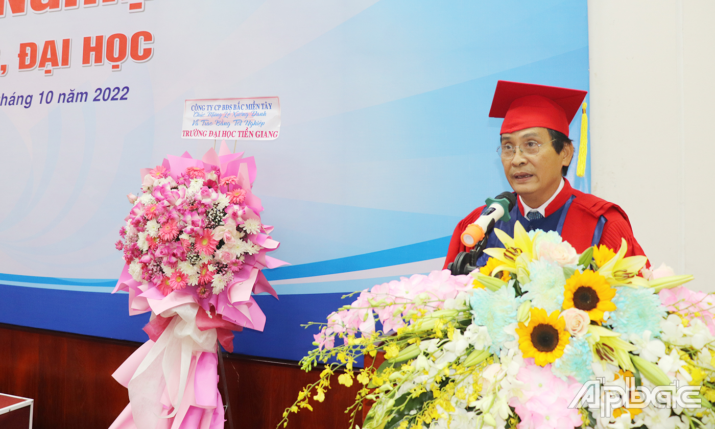 PGS.TS Võ Ngọc Hà, Hiệu trưởng trường Đại học Tiền Giang phát biểu chúc mừng các tân sinh viên.