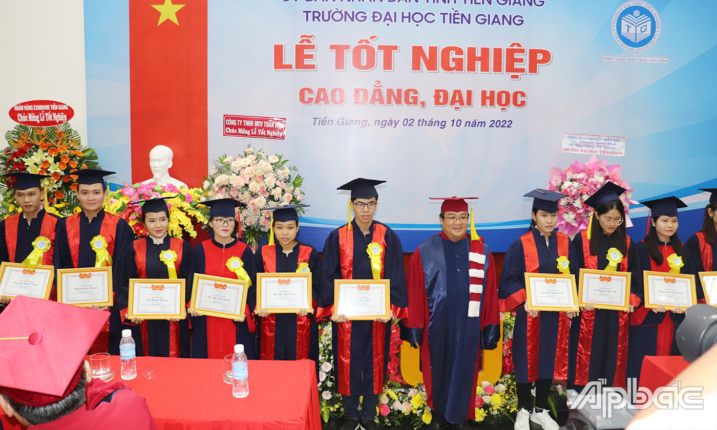 Tiến sĩ Lê Minh Tùng, Phó Hiệu trưởng nhà trường trao Giấy khen cho các tân sinh viên đạt loại Giỏi.