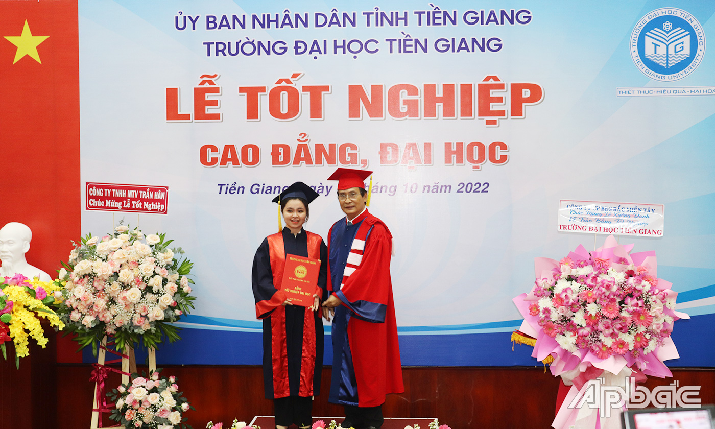 PGS.TS Võ Ngọc Hà trao Bằng tốt nghiệp cho tân cử nhân.