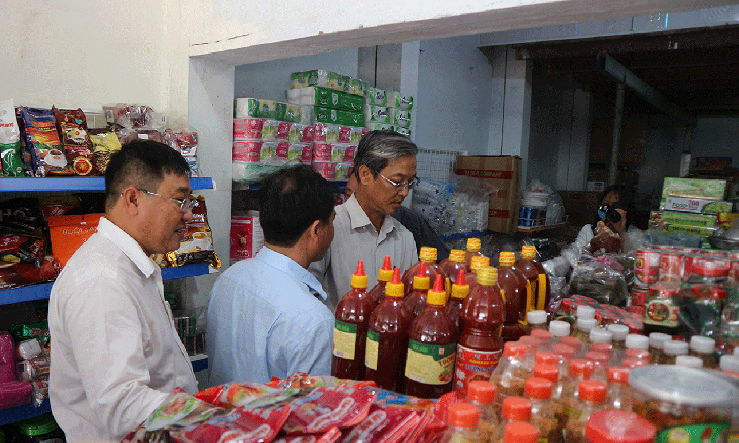 Lãnh đạo Sở Công thương và các ban, ngành tỉnh Tiền Giang tham quan một trong những “Điểm bán hàng Việt Nam” trên địa bàn tỉnh.