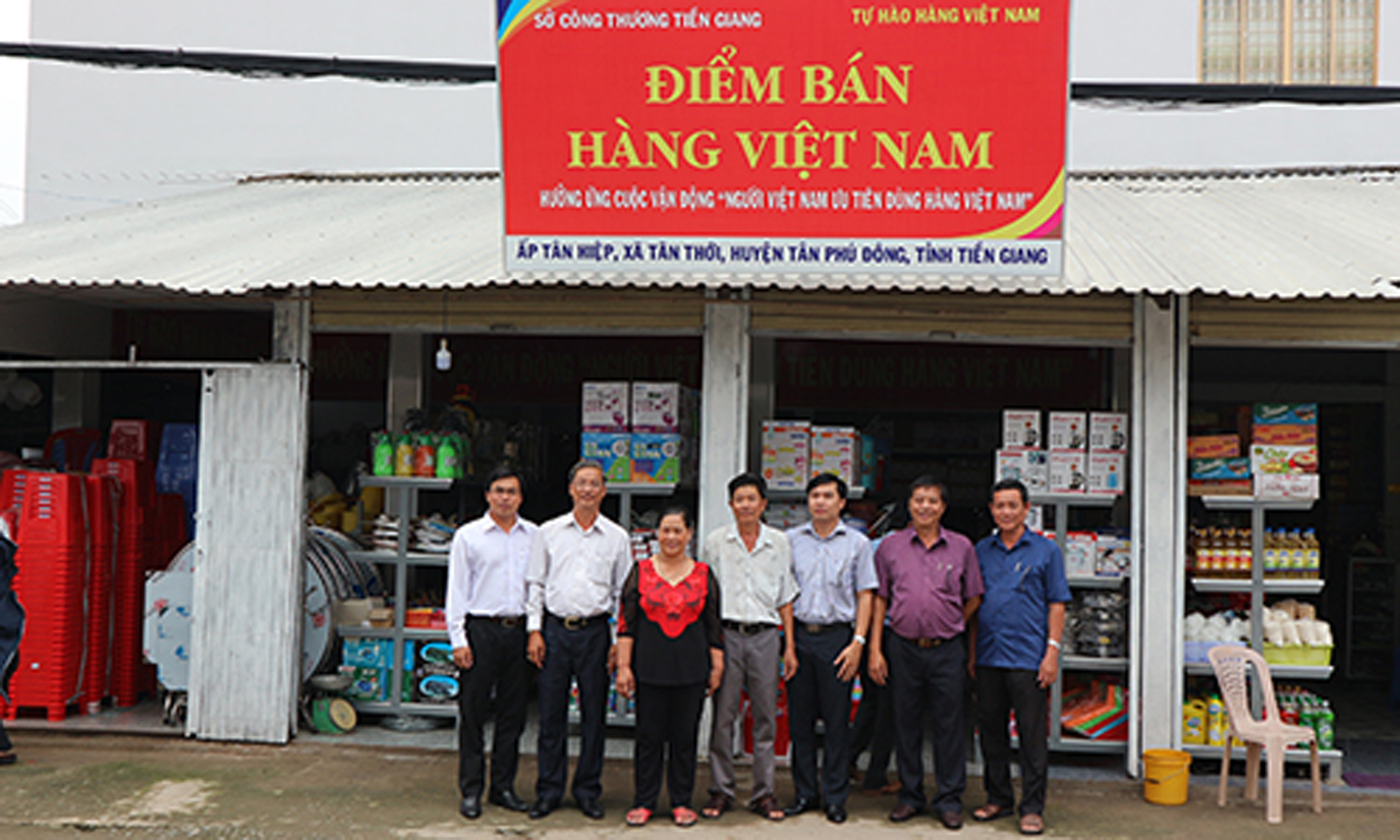 ẢNH 2: Một “Điểm bán hàng Việt Nam” trên địa bàn huyện Tân Phú Đông, tỉnh Tiền Giang.