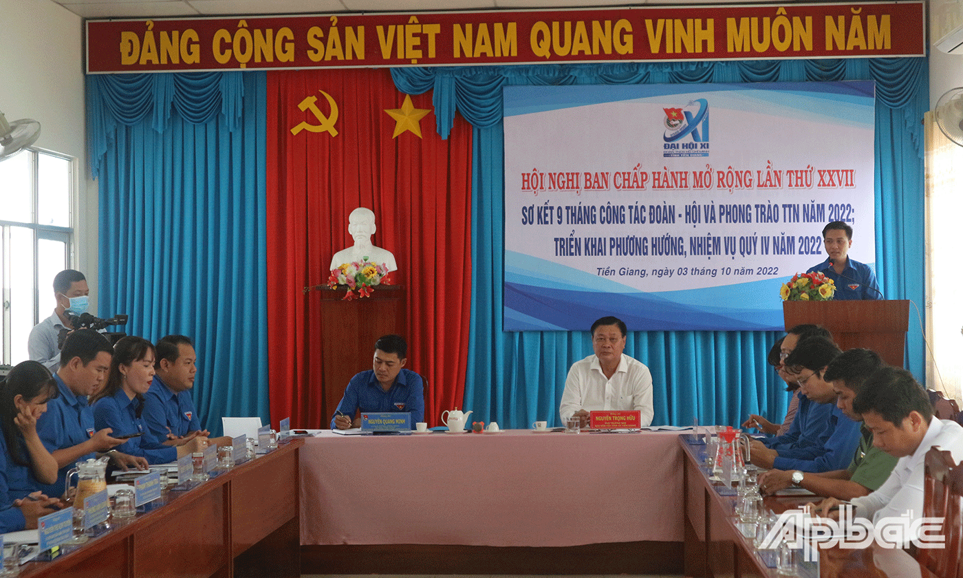 Chủ trì hội nghị