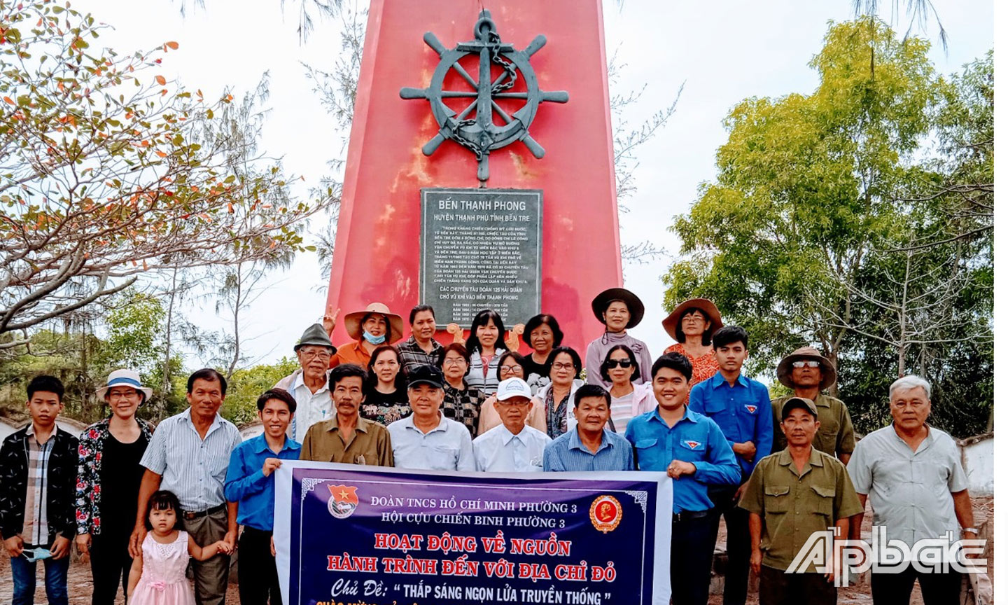 Hội CCB Phường 3, TP. Mỹ Tho và Đoàn Thanh  niên phường tổ chức về nguồn tại Bến tàu Thạnh Phong, tỉnh Bến Tre.