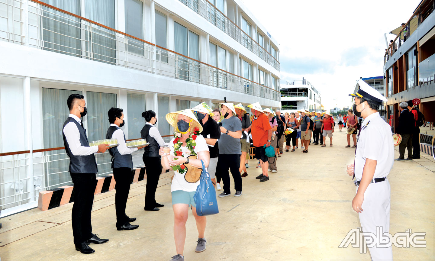 Du khách quốc tế đến Tiền Giang qua Cảng Du thuyền Mỹ Tho.
