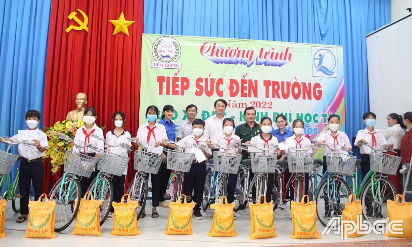 Đại diện 3 đoàn thể của Công ty Xổ số kiến thiết Tiền Giang chụp hình với các em học sinh được nhận xe đạp và quà của Chương trình.