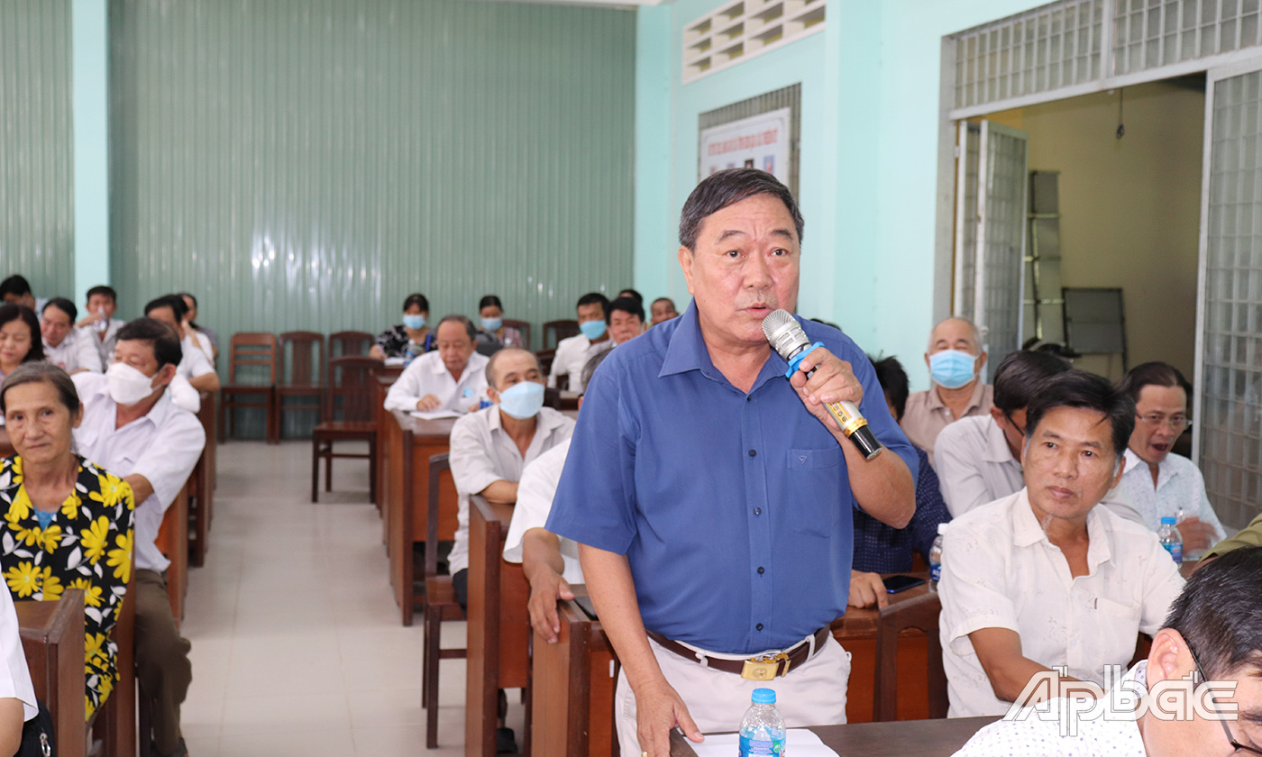 Cử tri huyện Châu Thành phát biểu ý kiến tại buổi tiếp xúc