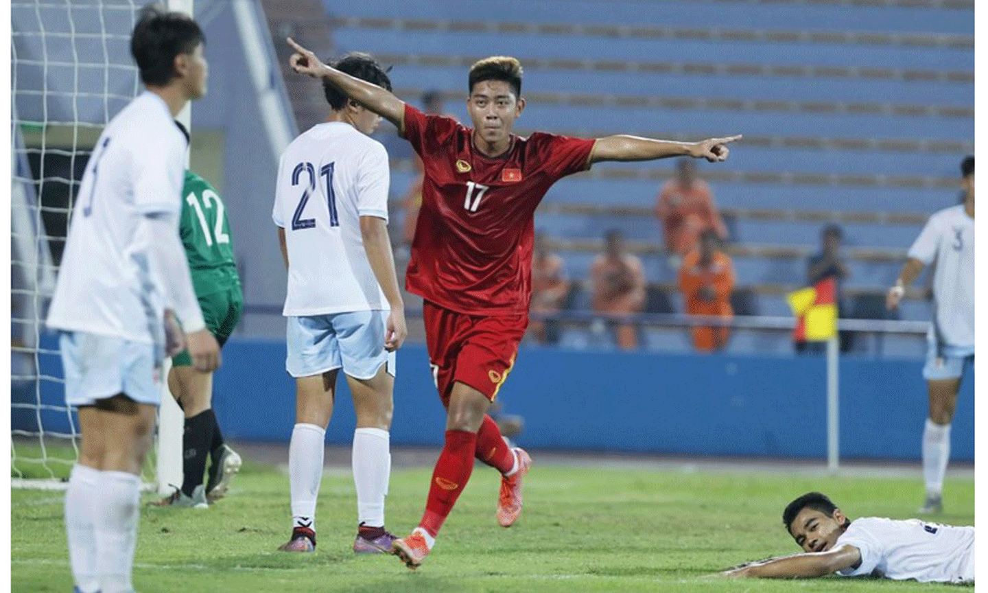 Cầu thủ Hoàng Anh nâng tỷ số lên 3-0. 