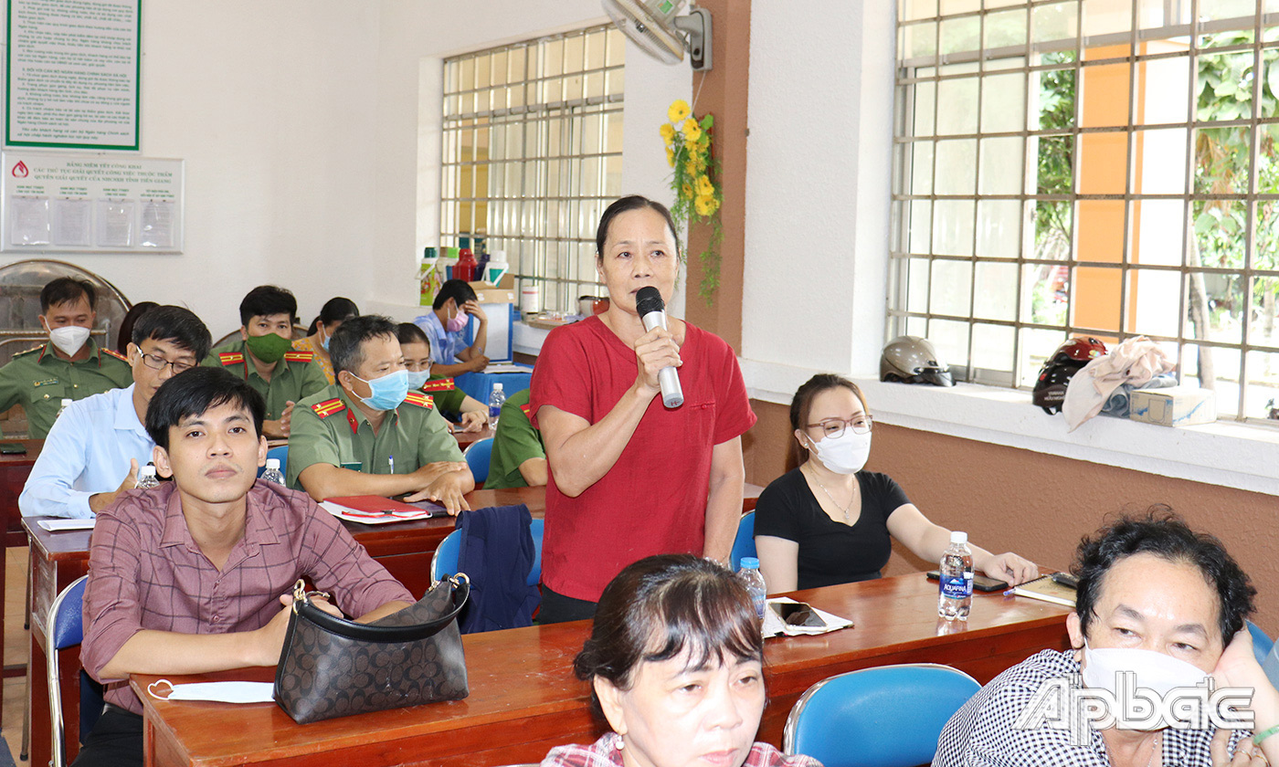 Cử tri huyện Châu Thành phát biểu ý kiến tại buổi tiếp xúc