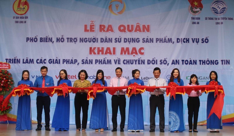 The opening ceremony of the exhibition. (Photo: Long An Newspaper).