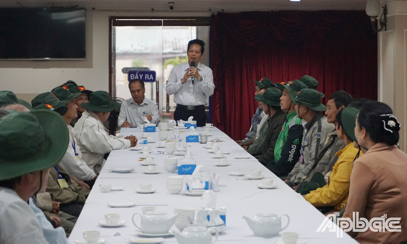 Phó Chủ tịch UBND tỉnh Nguyễn Thành Diệu chúc các thành viên trong Đoàn nhiều sức khỏe và có chuyến tham quan thú vị ở thủ đô