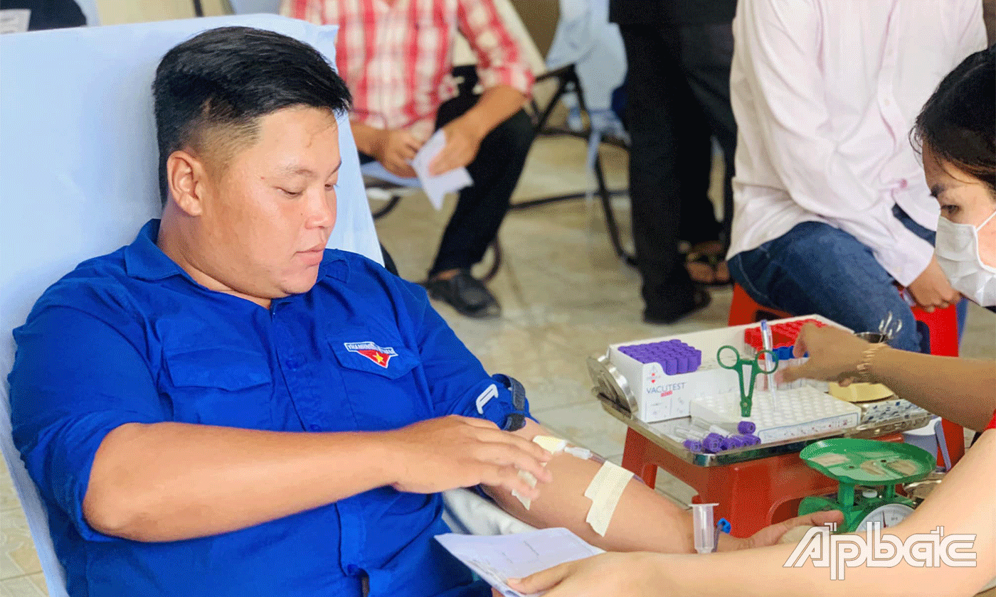 Anh Triều tích cực tham gia hiến máu tình nguyện.