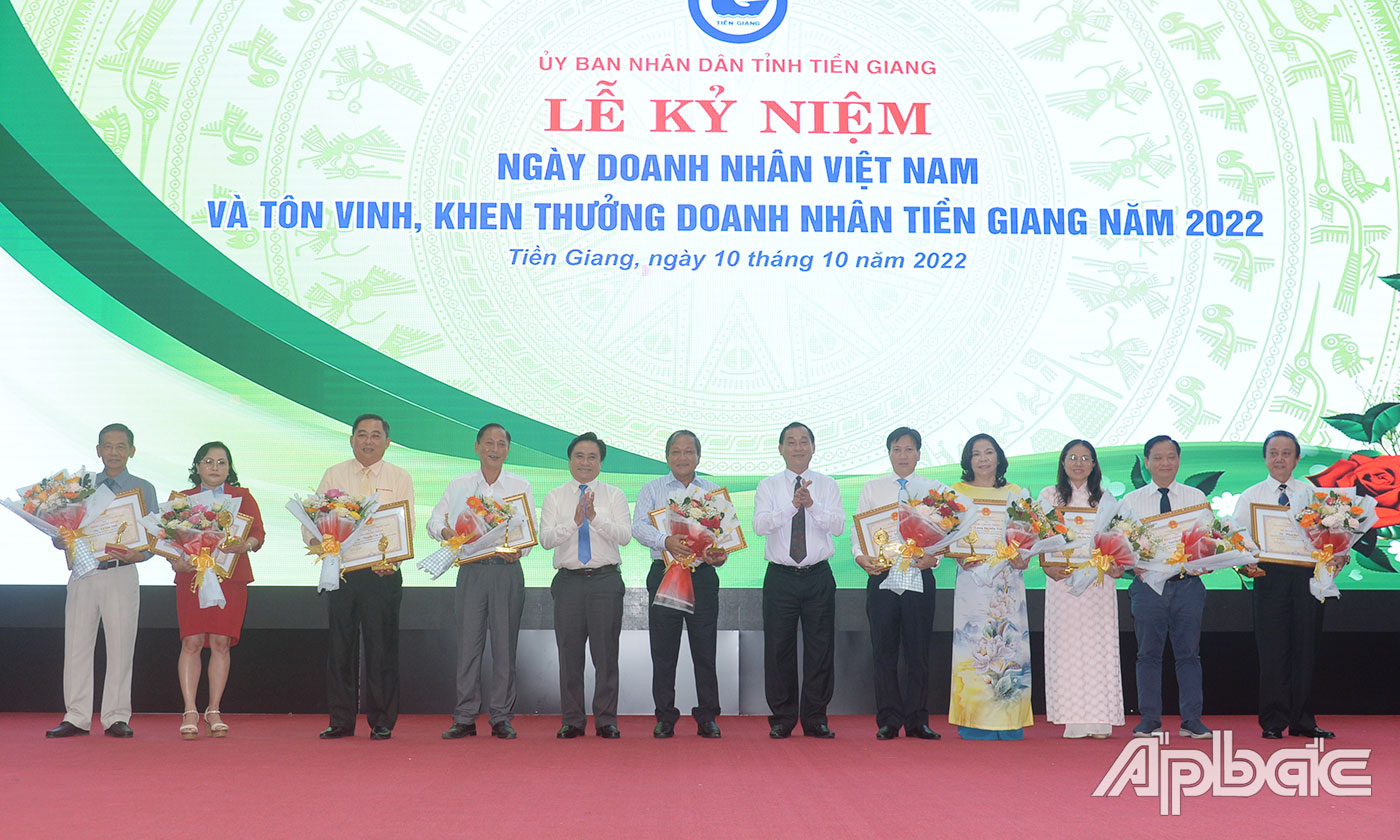 Trao Bằng chứng nhận danh hiệu 22 doanh nhân Tiền Giang tiêu biểu năm 2022.