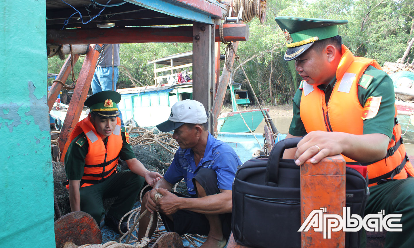 BĐBP Tiền Giang đồng hành cùng ngư dân vươn khơi bám biển.
