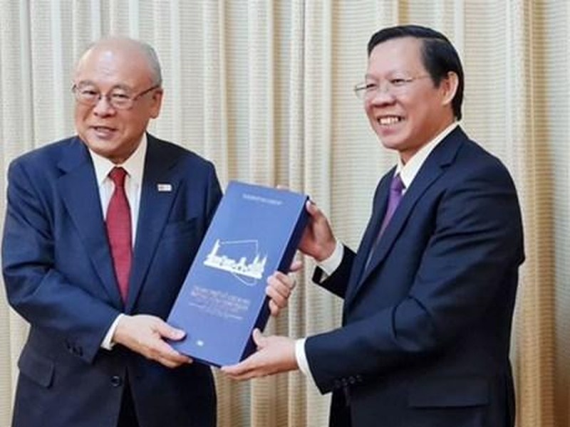 Chairman of the People’s Committee of Ho Chi Minh City Phan Van Mai (R) and Special Advisor to the Japan - Vietnam Friendship Parliamentary Alliance Takebe Tsutomu (Photo: https://www.sggp.org.vn/).