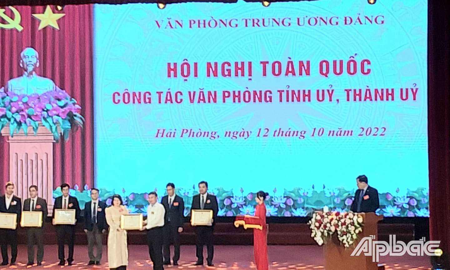 Dịp này, Chánh Văn phòng Trung ương Đảng đã tặng Bằng khen cho tập thể Văn phòng Tỉnh ủy Tiền Giang và đồng chí  Phạm Thị Mai Tiên, Tỉnh ủy viên, Chánh Văn phòng Tỉnh ủy;