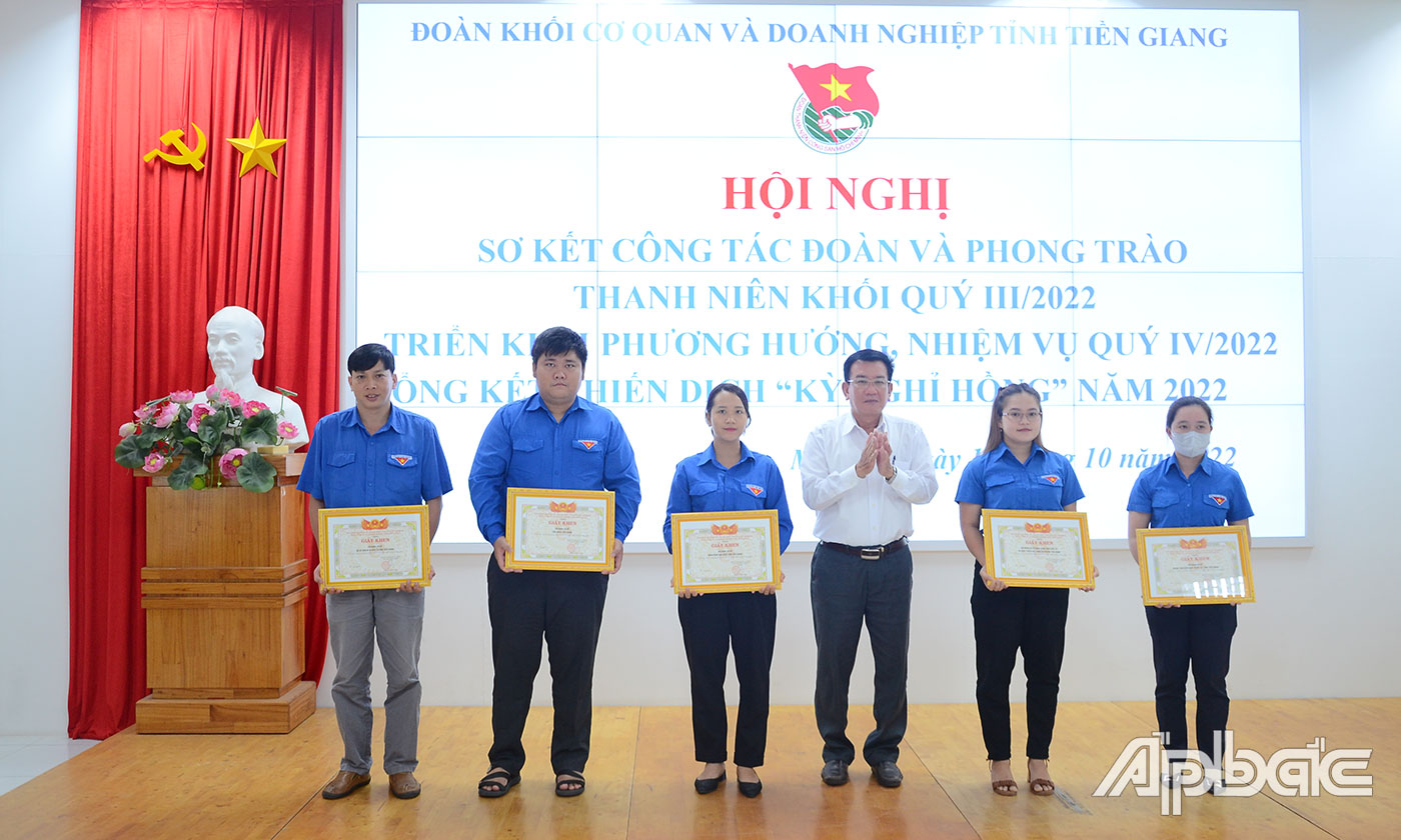 Khen thưởng các tập thể có thành tích trong thực hiện Chiến dịch “Kỳ nghỉ hồng” năm 2022.