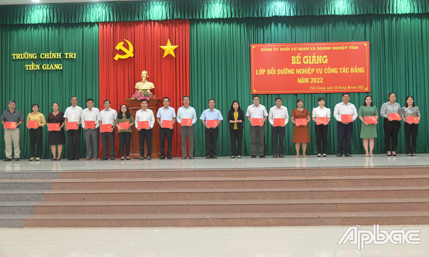 Trao chứng nhận cho các học viên.