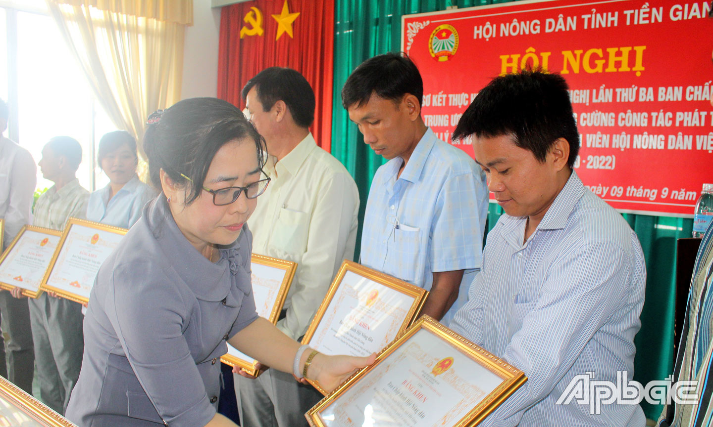 Hội Nông dân tỉnh Tiền Giang tặng Bằng khen cho Hội Nông dân xã Tân Phước vì đạt thành tích về công tác phát triển, quản lý và nâng cao chất lượng hội viên Hội giai đoạn 2020 - 2022.