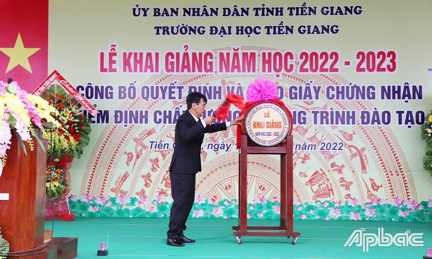 PGS.TS Võ Ngọc Hà, Hiệu trưởng trường Đại học Tiền Giang đánh trống khai giảng năm học mới.