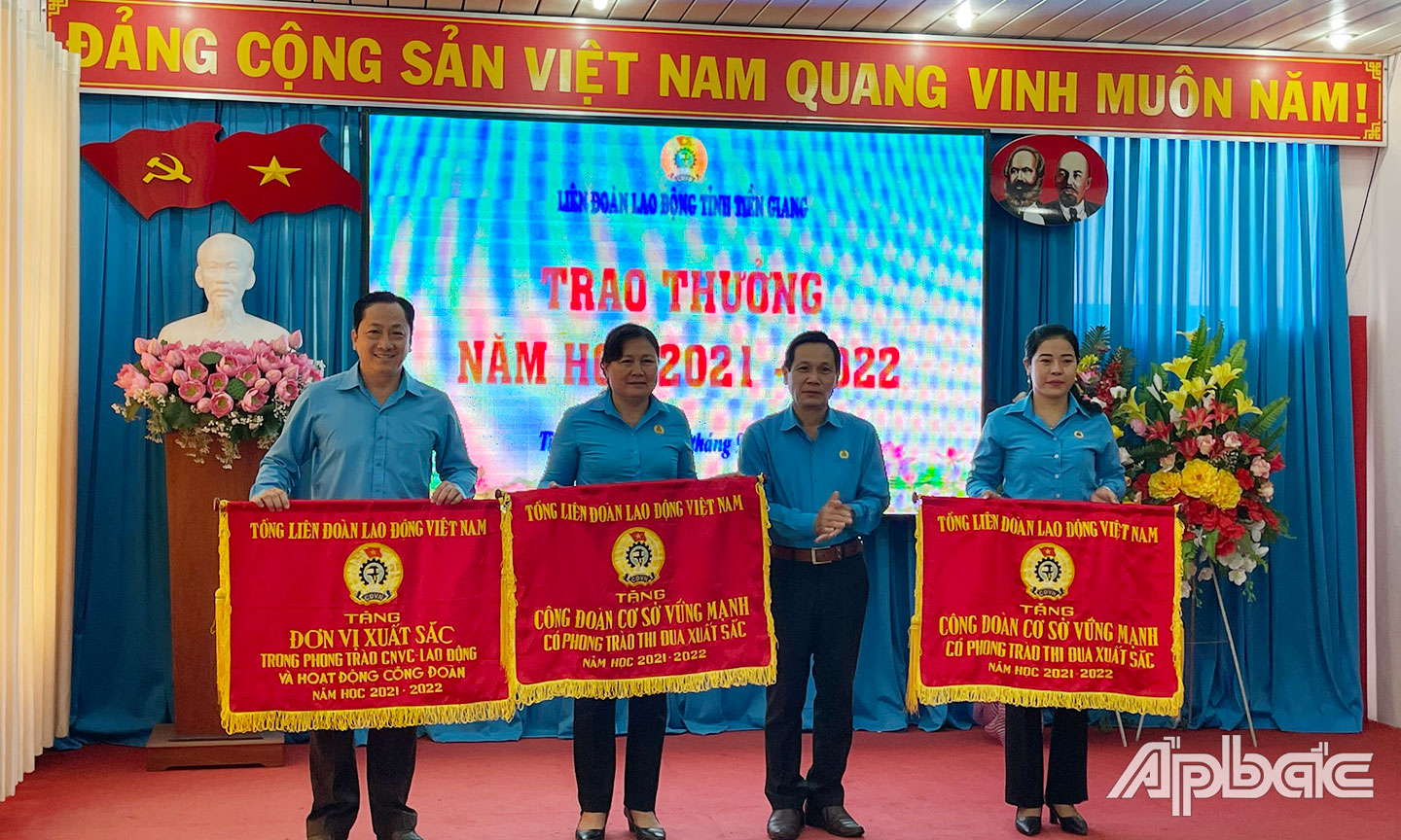 Đồng chí Lê Minh Hùng tặng Cờ thi đua của Tổng LĐLĐ Việt Nam cho 3 tập thể có thành tích xuất sắc trong phong trào thi đua “Lao động giỏi” và xây dựng tổ chức Công đoàn vững mạnh năm học 2021 - 2022.