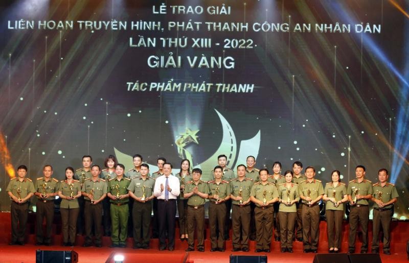  Gold prize winners are honoured at the ceremony. (Photo: cand.com.vn).