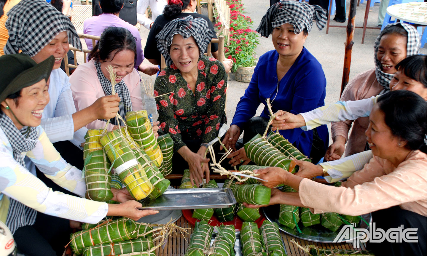 Không ai có thể thay thế những bàn tay vàng của phụ nữ trong các món bánh truyền thống. Ảnh: Duy Nhựt