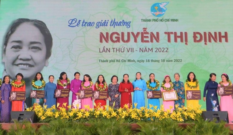 Winners of Nguyen Thi Dinh Awards 2022 honoured at the meeting. (Photo: sggp.org.vn).