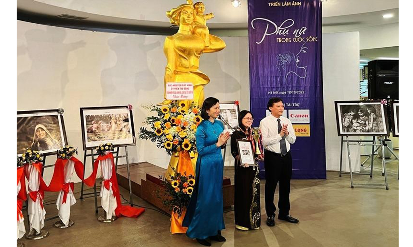 Tác giả Võ Thị Kim Cương (đứng giữa) nhận Huy chương Vàng của cuộc thi.