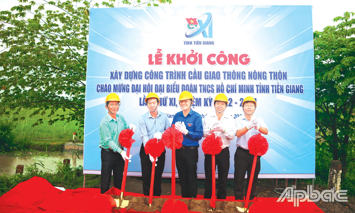 Tỉnh đoàn Tiền Giang khởi công xây dựng cầu giao thông nông thôn (ảnh nhỏ) và phát động cao điểm thi đua chào mừng Đại hội Đại biểu Đoàn TNCS Hồ Chí Minh tỉnh Tiền Giang lần thứ XI. Ảnh: L. OANH