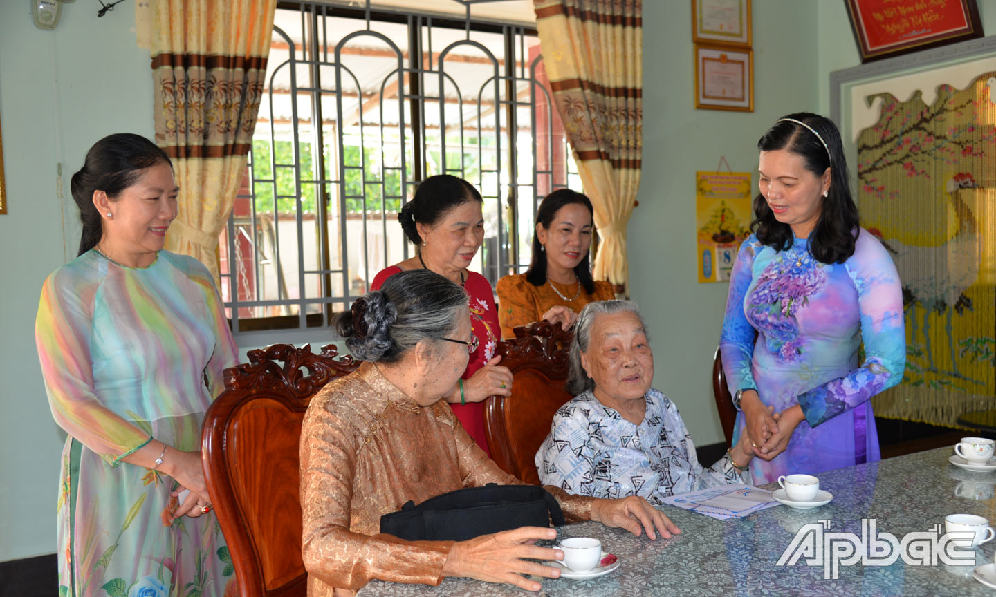 Hội LHPN tỉnh Tiền Giang thăm, tặng quà Mẹ Việt Nam Anh hùng Nguyễn Thị Hậu, xã Long Hưng, huyện Châu Thành.