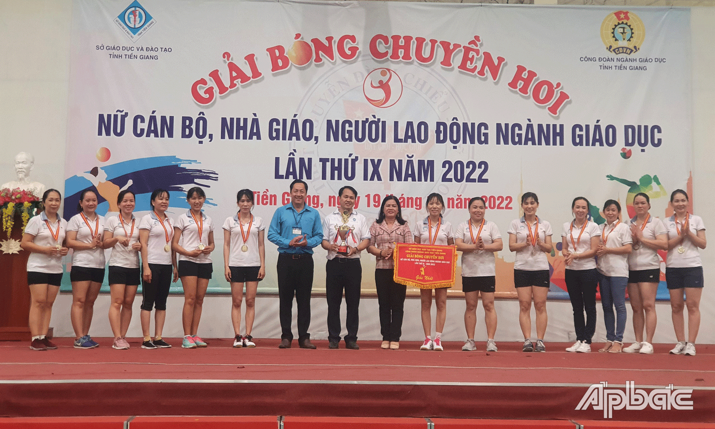Phó Giám đốc Sở GD-ĐT Huỳnh Thị Phượng và Chủ tịch Công đoàn ngành Giáo dục Tiền Giang trao giải Nhất cho đơn vị huyện Cái Bè. 