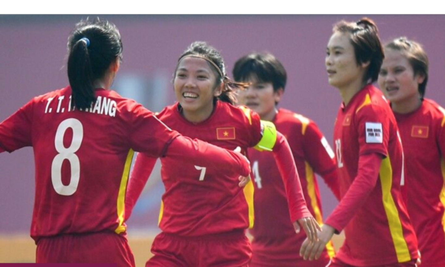 Huỳnh Như và đồng đội ăn mừng chiến thắng khi giành suất dự Giải vô địch Bóng đá nữ thế giới 2023 sau trận play-off với Đài Loan (Trung Quốc) ngày 6/2/2022.