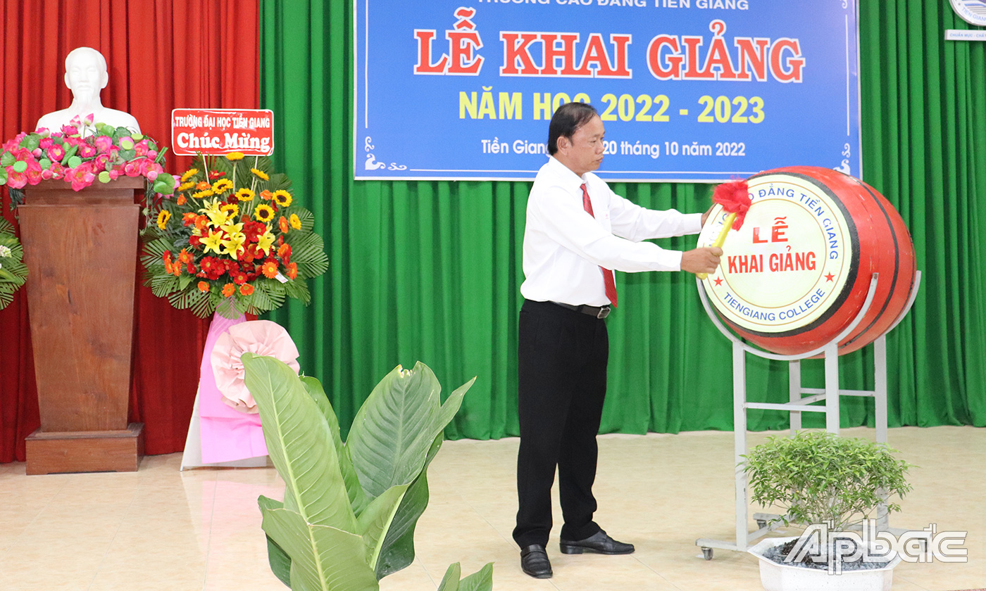 Đồng chí Nguyễn Quang Khải, Hiệu trưởng Trường Cao đẳng Nghề Tiền Giang đánh trống khai giảng năm học mới.