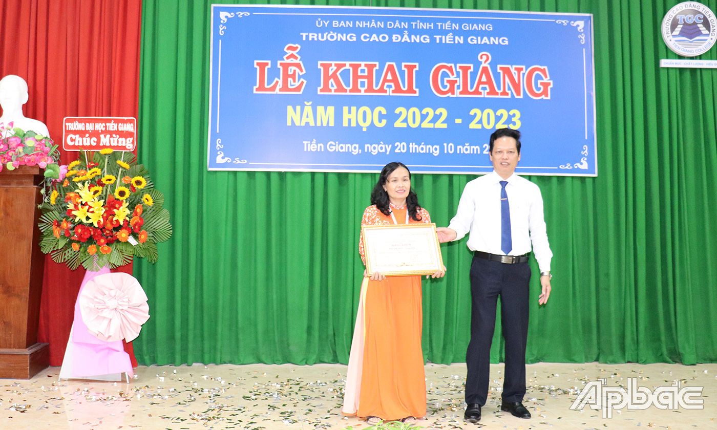 Đồng chí Nguyễn Thành Diệu trao Bằng khen của Chủ tịch UBND tỉnh cho Tập thể Lao động xuất sắc.