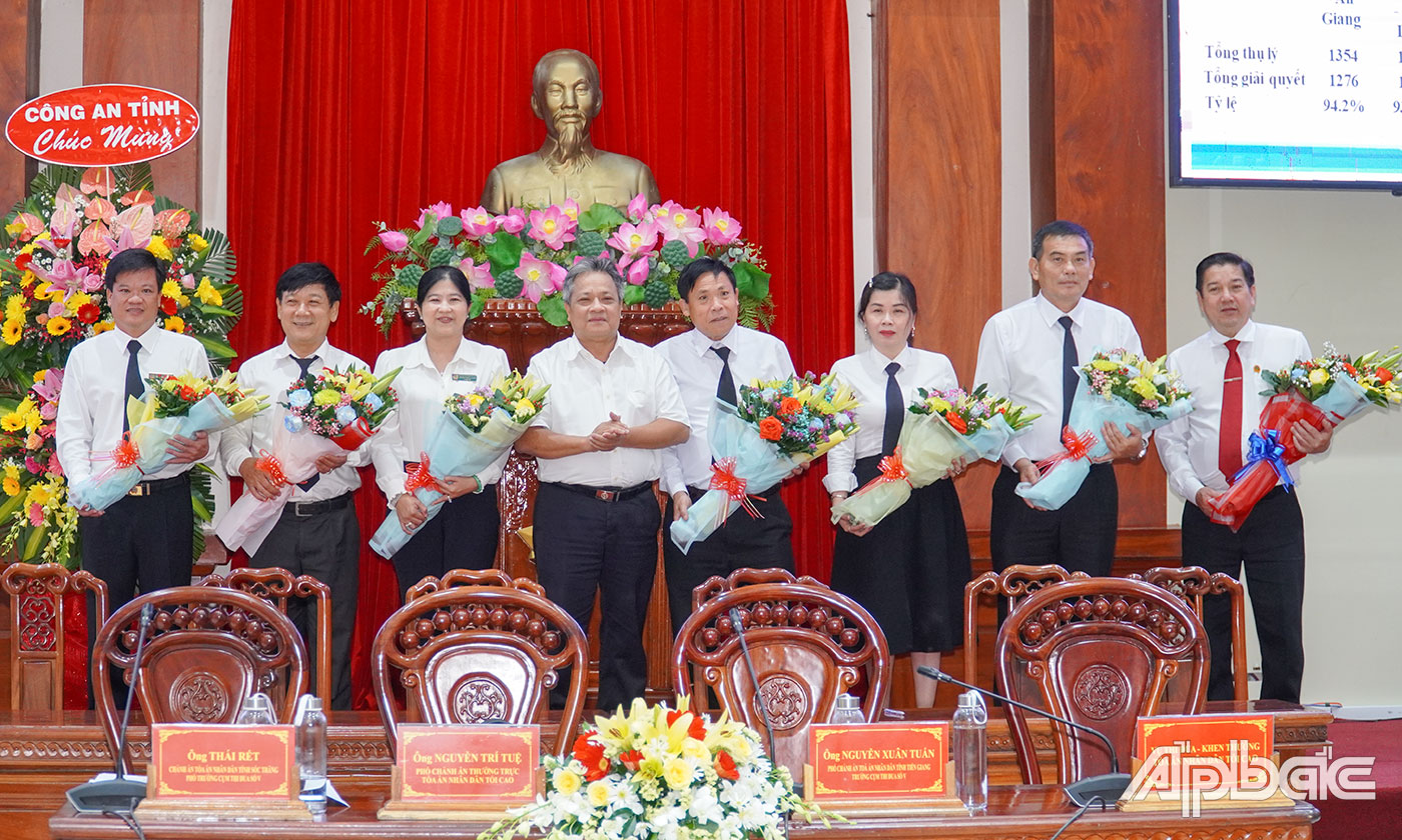 Đồng chí Phạm Hồng Quyền, Vụ trưởng Vụ Thi đua - Khen thưởng TAND Tối cao tặng hoa chúc mừng các đơn vị được suy tôn.