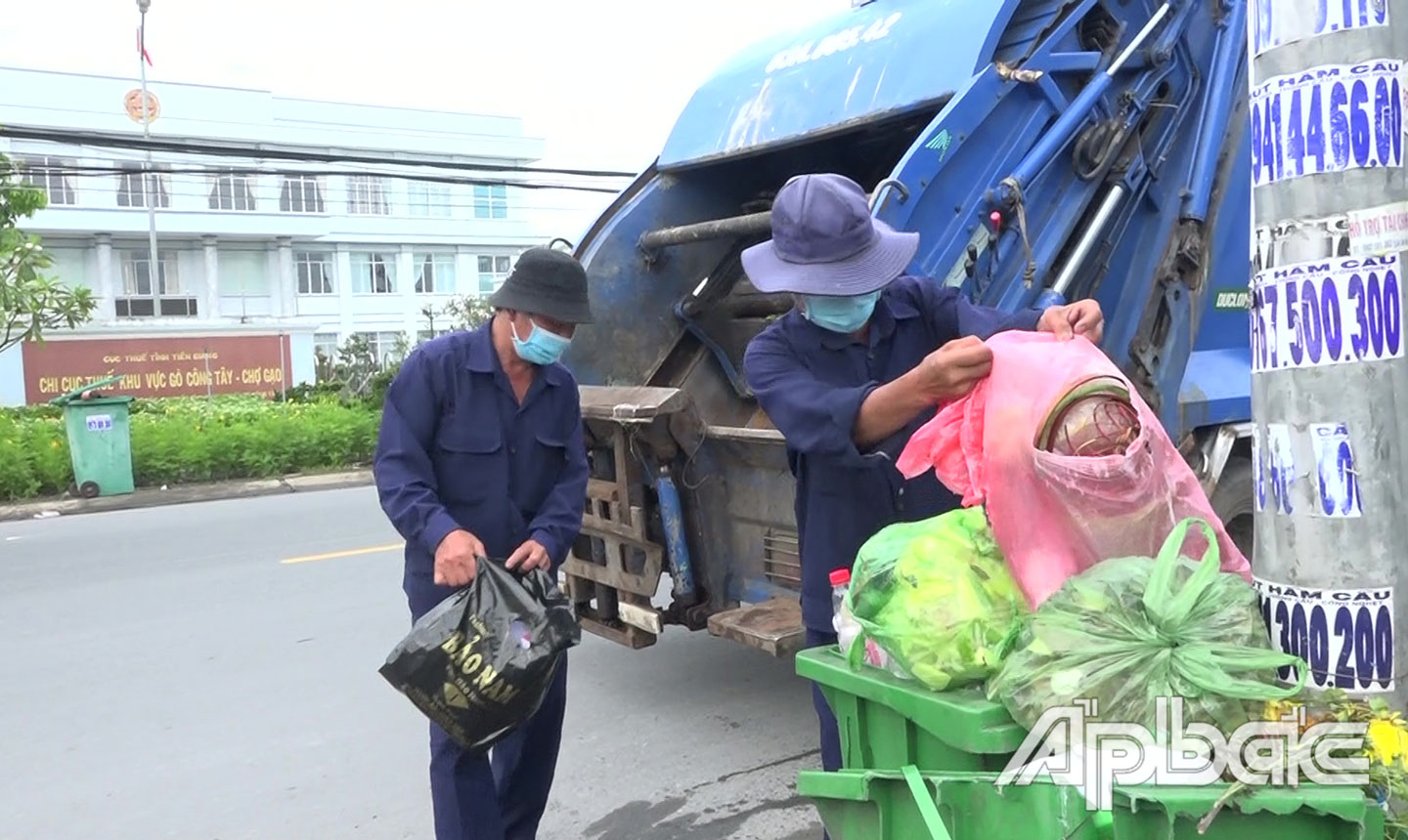 Lực lượng thu gom rác ra quân thu gom rác thải sinh hoạt sau khi được phân loại.