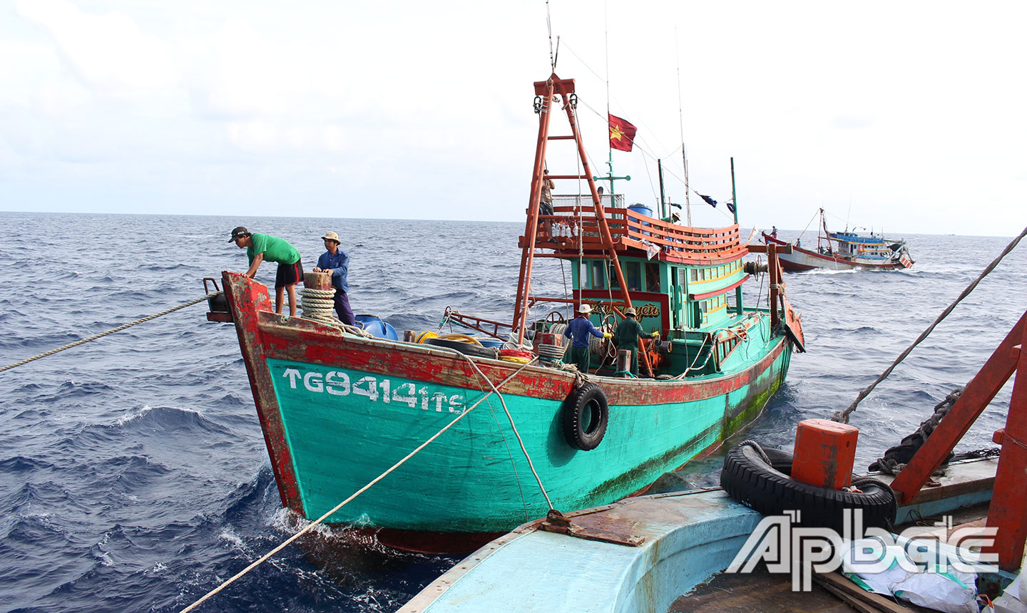 Tàu đánh bắt hải sản của Tiền Giang đang hoạt động tại ngư trường Côn Đảo.  Ảnh: M. THÀNH