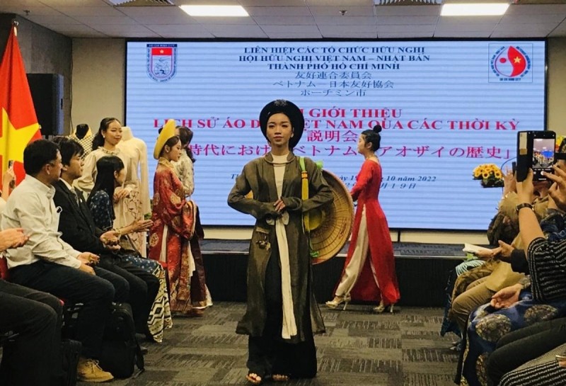 Vietnamese Ao Dai introduced to Japanese friends (Photo: VOV).