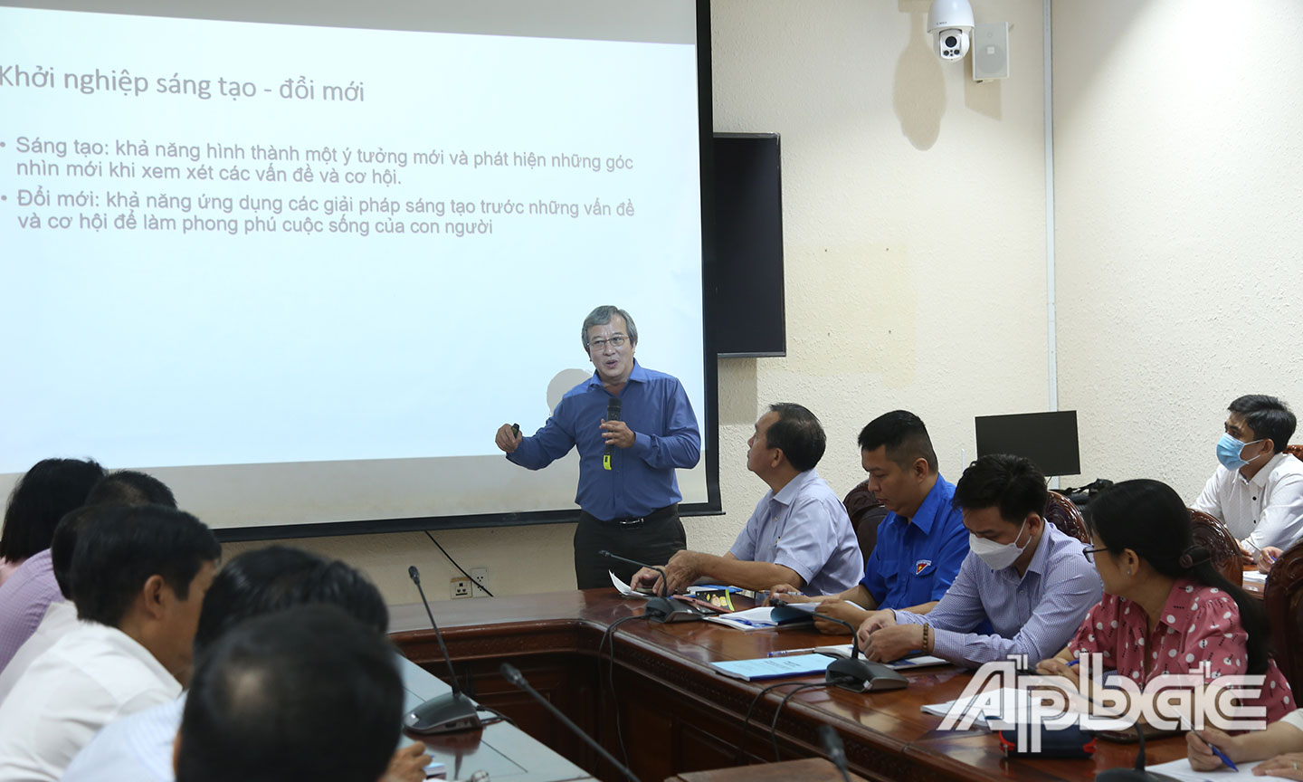 TS. Từ Minh Thiện trình bày các xu hướng phát triển của hệ sinh thái đổi mới sáng tạo trong bối cảnh hội nhập quốc tế.