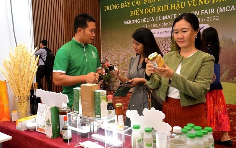 Visitors explore the products on display at the fair (Photo: qdnd.vn).